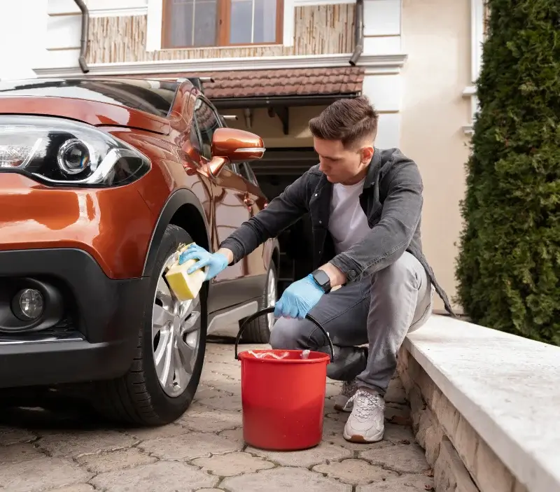 Lavage auto à domicile Rives Dervoises : professionnel intervenant sur un véhicule